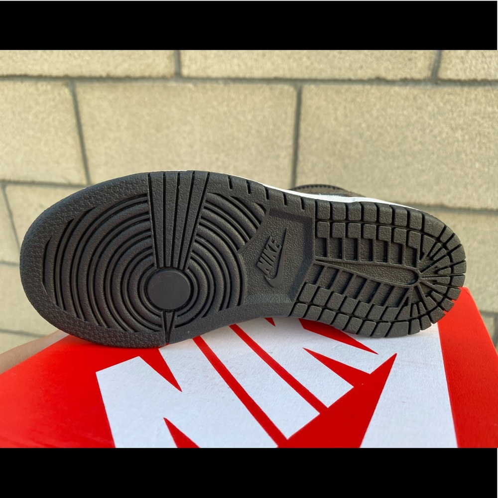 SOLD 💌 Nike Dunks - Picture 3 of 4